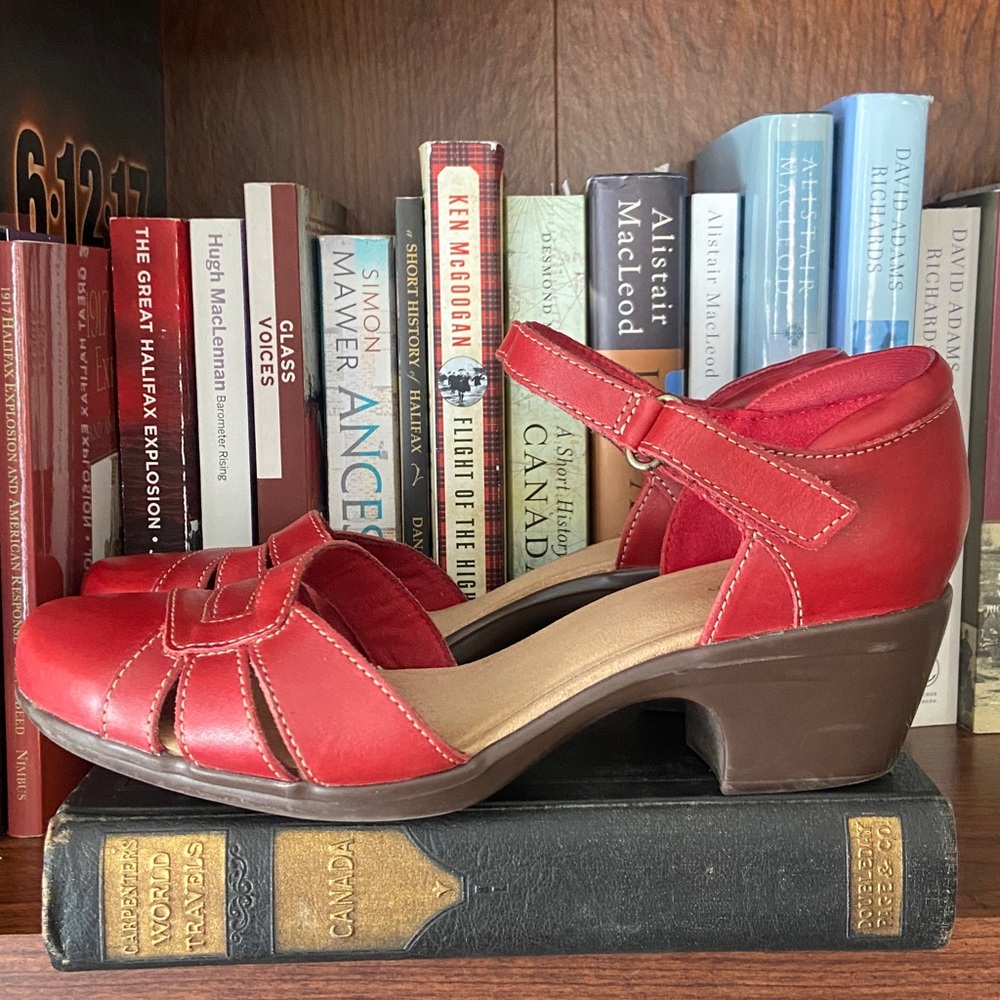 Clarks Red Leather Emily Daisy Heeled Dress Sandal Shoe Women's Size 8.5 - Picture 2 of 15